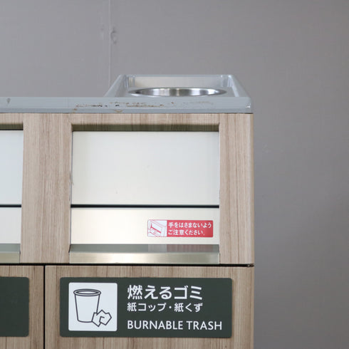 C598 業務用ダストボックス 金属製 キャスター付き 高さ103㎝ 幅84㎝ 奥行65㎝