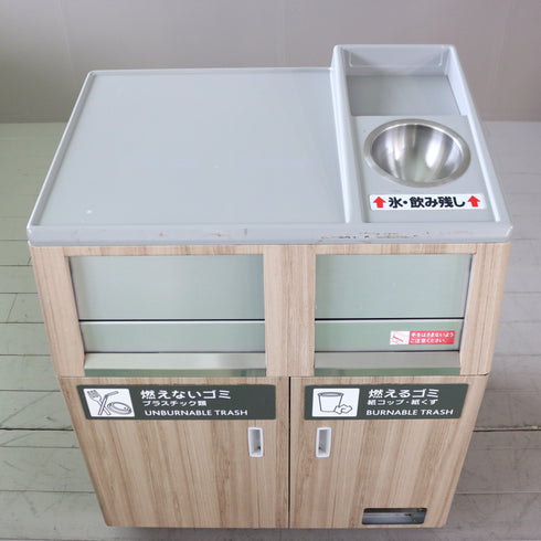 C598 業務用ダストボックス 金属製 キャスター付き 高さ103㎝ 幅84㎝ 奥行65㎝