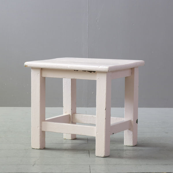 C606 白スツール 展示台 木製 輸入家具 高さ37㎝ 幅40㎝ 奥行き35㎝