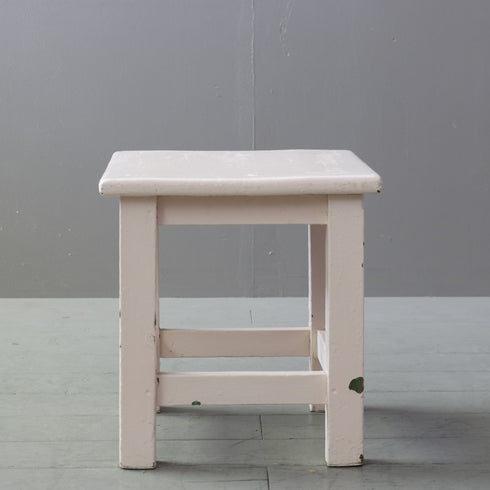C606 白スツール 展示台 木製 輸入家具 高さ37㎝ 幅40㎝ 奥行き35㎝