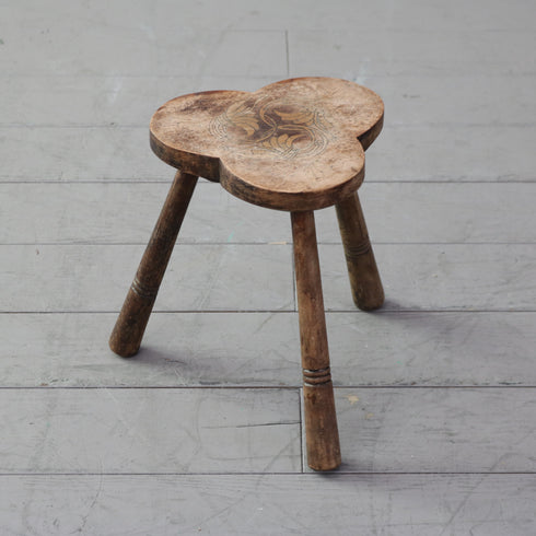 C656 クローバー型卓上スツール 木製 輸入家具 高さ30㎝ 幅32㎝ 奥行き32㎝