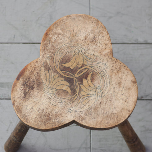 C656 クローバー型卓上スツール 木製 輸入家具 高さ30㎝ 幅32㎝ 奥行き32㎝