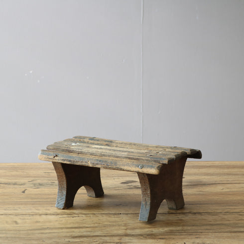 C676 アンティーク 卓上スツール 木製 ドイツ輸入家具 高さ13㎝ 幅31㎝ 奥行き18㎝