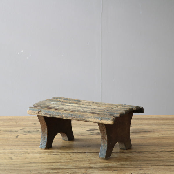 C676 アンティーク 卓上スツール 木製 ドイツ輸入家具 高さ13㎝ 幅31㎝ 奥行き18㎝