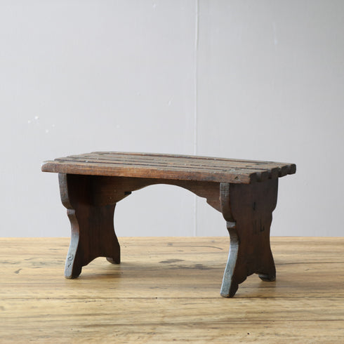 C677 アンティーク 卓上スツール 木製 ドイツ輸入家具 高さ18㎝ 幅36㎝ 奥行き16㎝