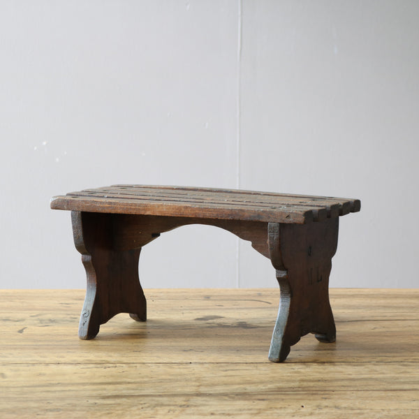 C677 アンティーク 卓上スツール 木製 ドイツ輸入家具 高さ18㎝ 幅36㎝ 奥行き16㎝