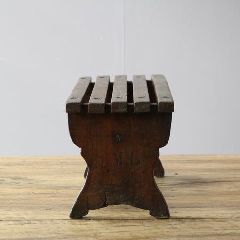 C677 アンティーク 卓上スツール 木製 ドイツ輸入家具 高さ18㎝ 幅36㎝ 奥行き16㎝