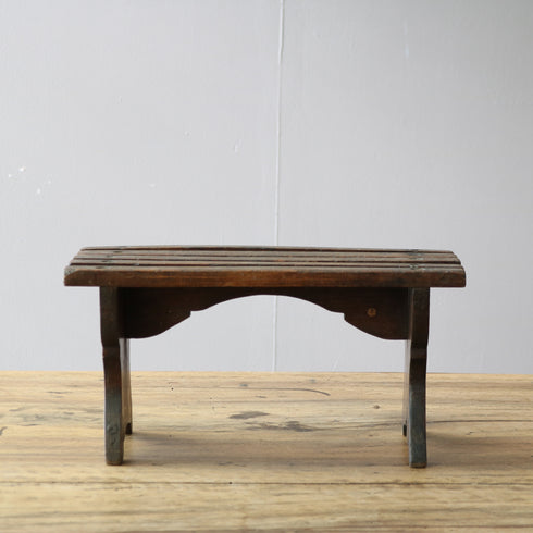 C677 アンティーク 卓上スツール 木製 ドイツ輸入家具 高さ18㎝ 幅36㎝ 奥行き16㎝