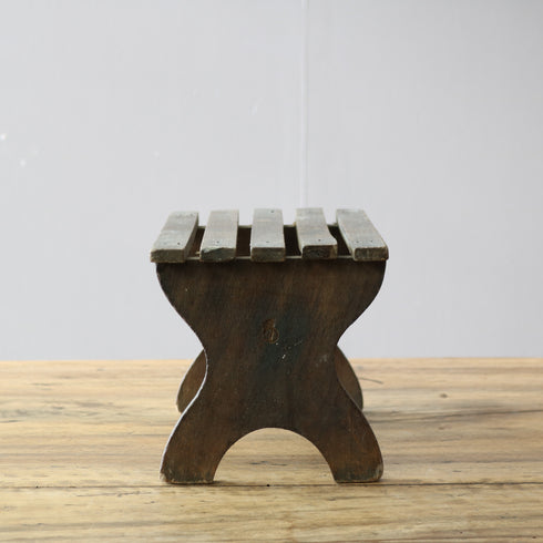 C678 アンティーク 卓上スツール 木製 ドイツ輸入家具 高さ16㎝ 幅30㎝ 奥行き16㎝