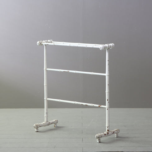 C686 タオルラック 白 木製 ドイツ輸入家具 高さ76㎝ 幅68㎝ 奥行き28㎝