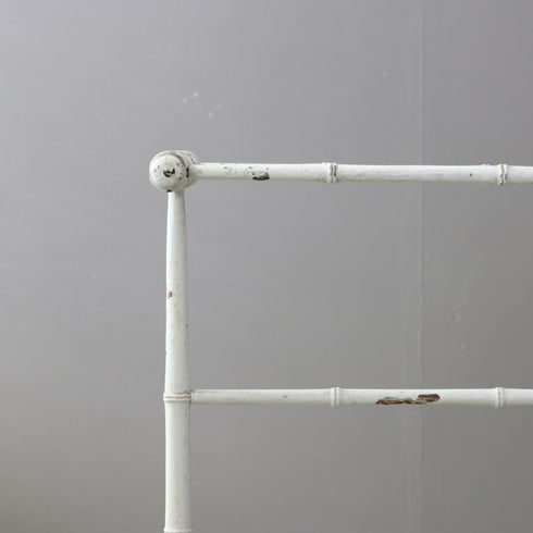 C686 タオルラック 白 木製 ドイツ輸入家具 高さ76㎝ 幅68㎝ 奥行き28㎝