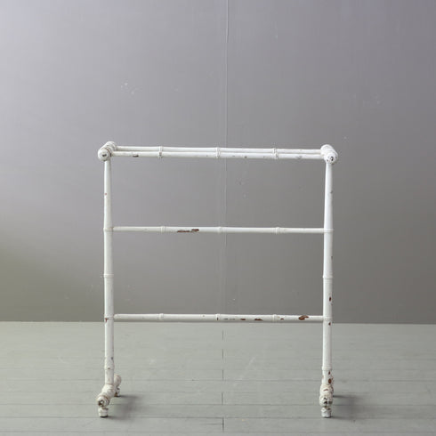 C686 タオルラック 白 木製 ドイツ輸入家具 高さ76㎝ 幅68㎝ 奥行き28㎝