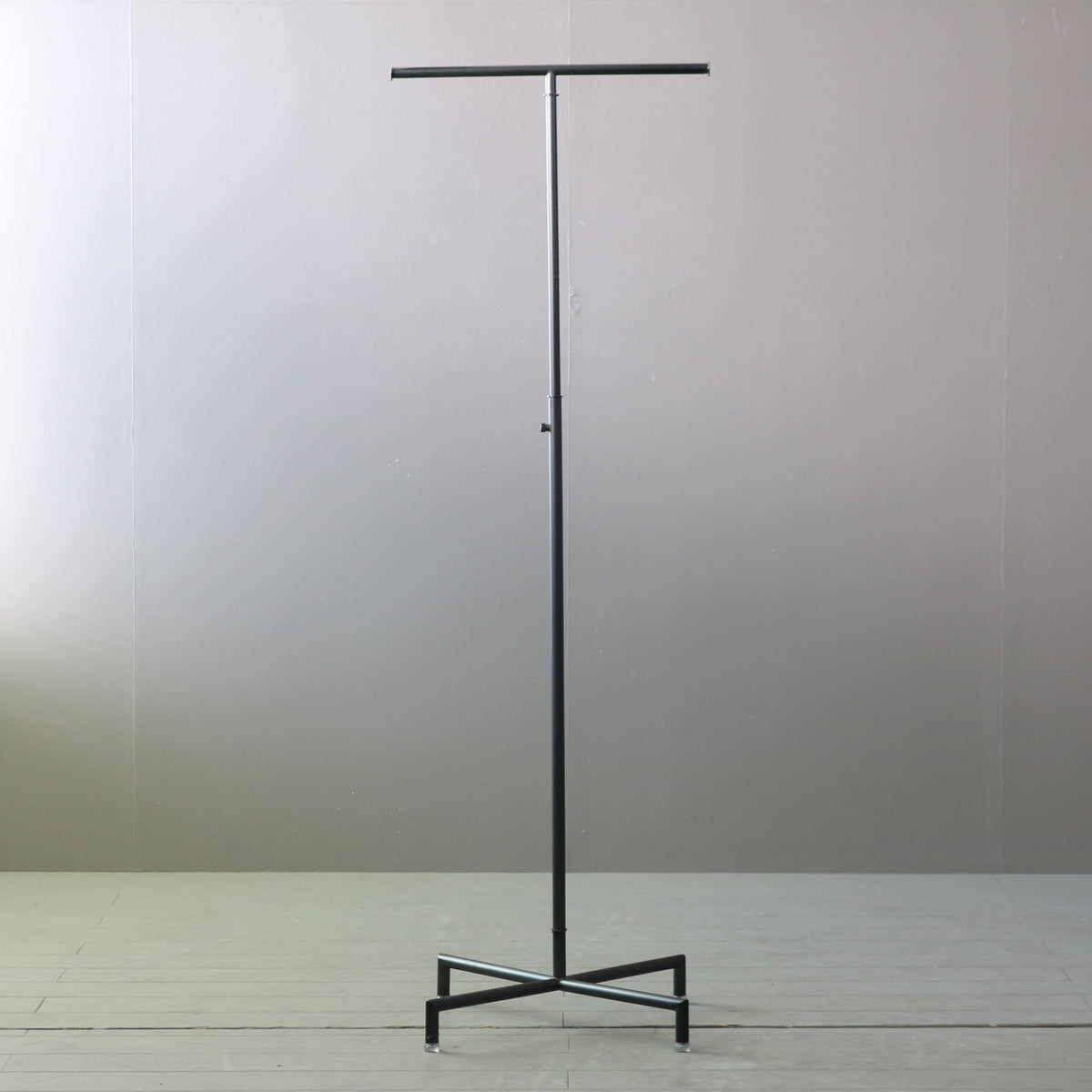 A689 T字ハンガーラック 黒 金属製 什器 高さ112㎝ 幅53㎝ 奥行き43