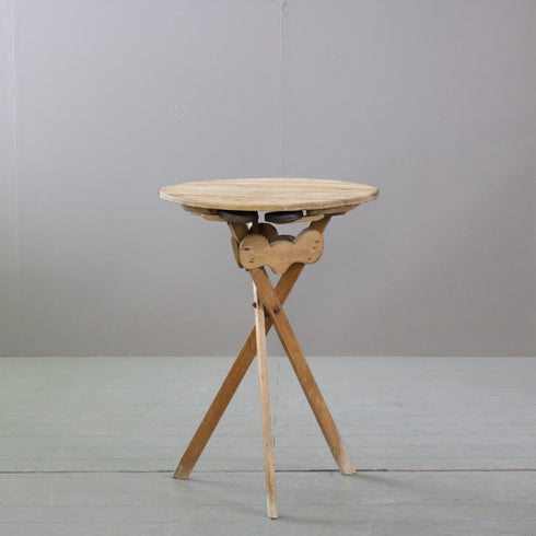 アンティークの木製丸テーブルの全体写真