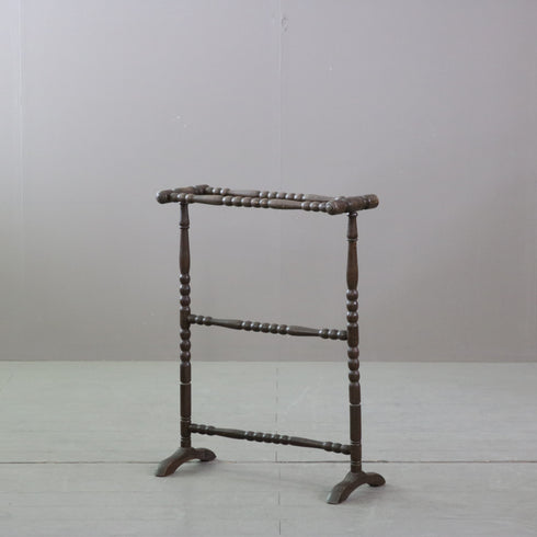 アンティークの木製タオルスタンドの全体写真