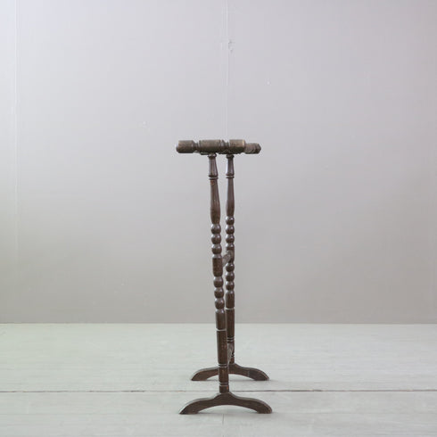 アンティークの木製タオルスタンドの横からの写真