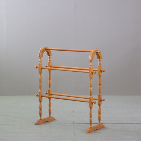 ヴィンテージの木製タオルスタンドの全体写真