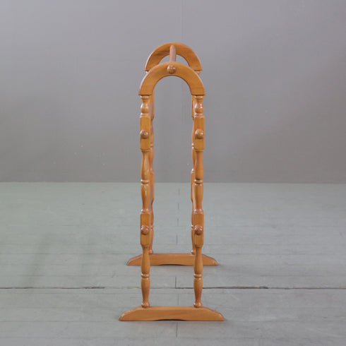 アンティークの木製タオルスタンドの横からの写真