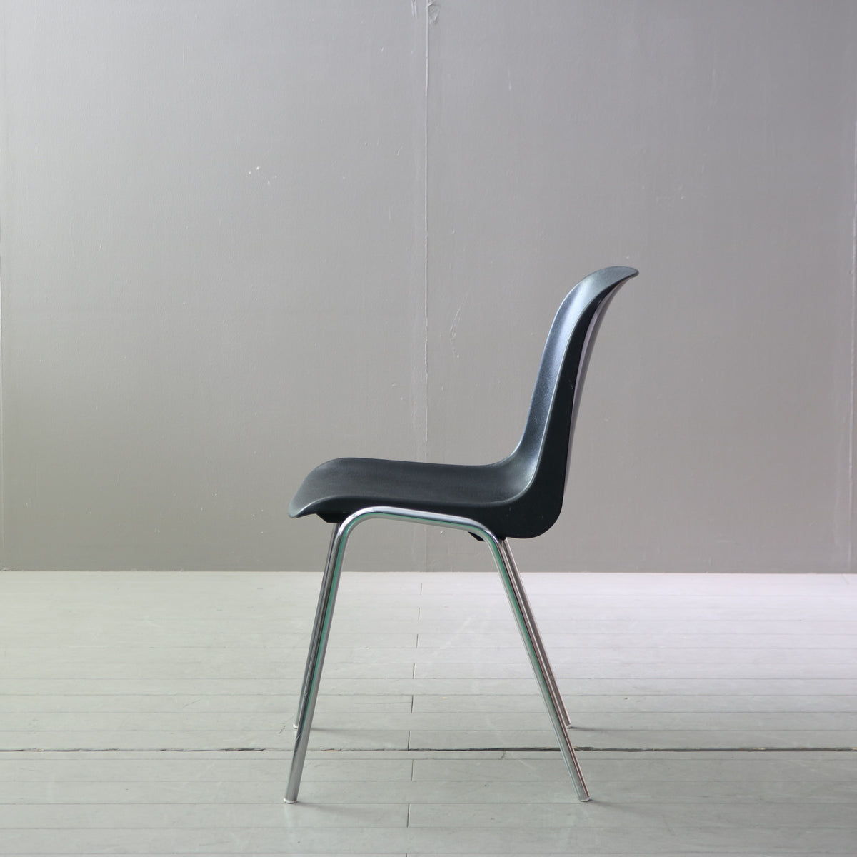 C706 MOD ELENA スタッキングチェア イタリア製 黒 高さ78㎝ 幅52