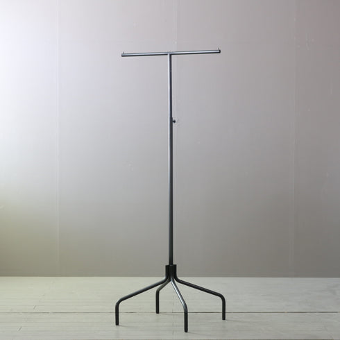 T字ハンガーラック 黒 伸縮 金属製 什器 高さ136㎝ 幅70㎝ 奥行き50㎝ 【A754】