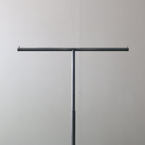 T字ハンガーラック 黒 伸縮 金属製 什器 高さ136㎝ 幅70㎝ 奥行き50㎝ 【A754】