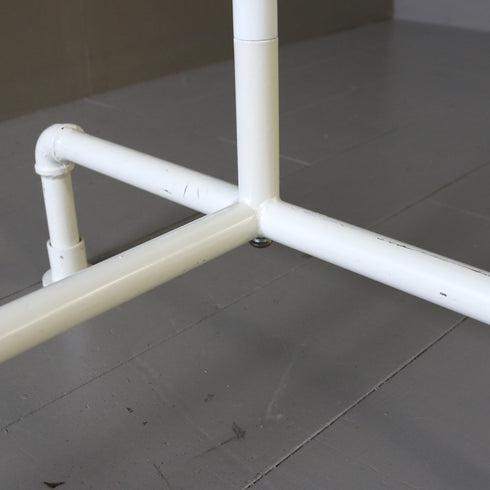 A7 白ハンガーラック 伸縮 金属製 什器 高さ117㎝ 幅94㎝ 奥行46㎝