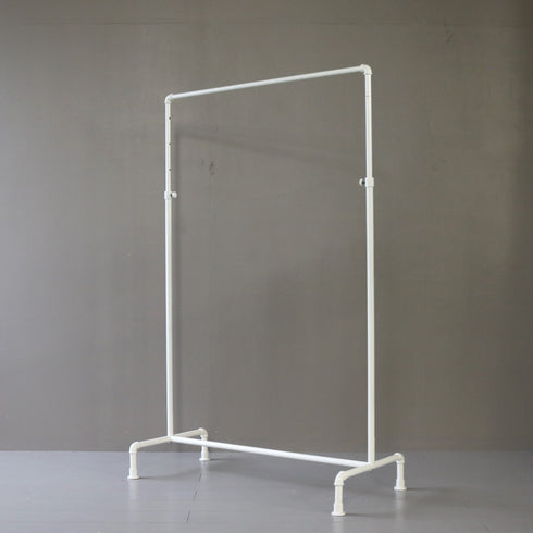 A8 白ハンガーラック 伸縮 金属製 什器 高さ117㎝ 幅94㎝ 奥行46㎝