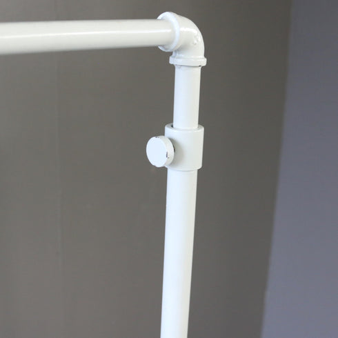 A8 白ハンガーラック 伸縮 金属製 什器 高さ117㎝ 幅94㎝ 奥行46㎝