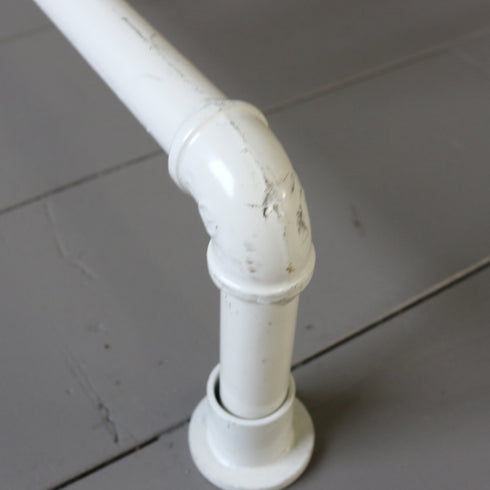 A8 白ハンガーラック 伸縮 金属製 什器 高さ117㎝ 幅94㎝ 奥行46㎝