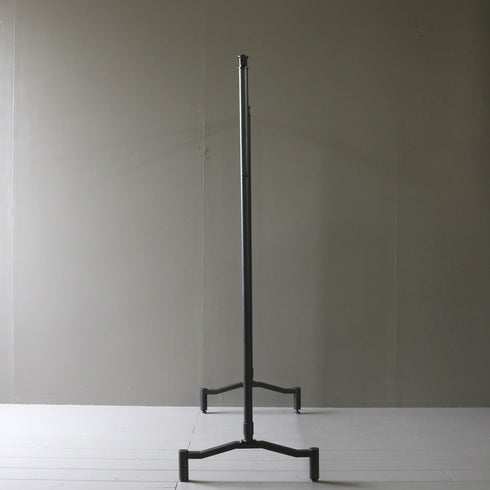 A14 黒ハンガーラック 伸縮 金属製 什器 高さ138㎝ 幅125㎝ 奥行46㎝