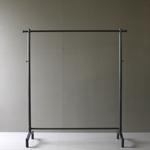 A15 黒ハンガーラック 伸縮 金属製 什器 高さ138㎝ 幅125㎝ 奥行46㎝