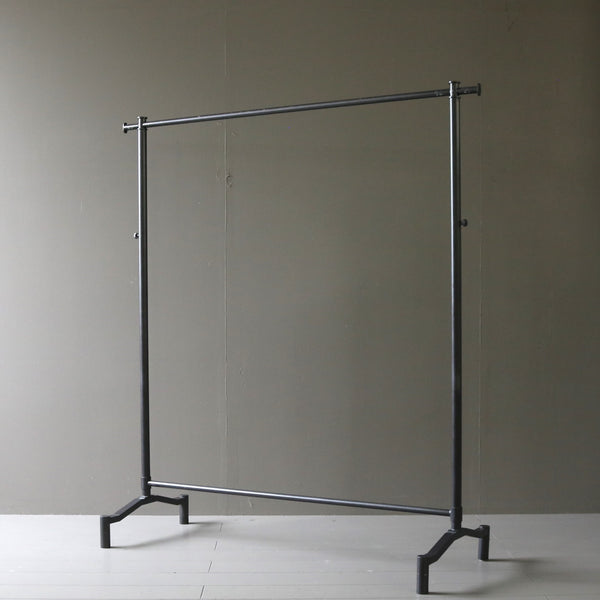 A15 黒ハンガーラック 伸縮 金属製 什器 高さ138㎝ 幅125㎝ 奥行46㎝