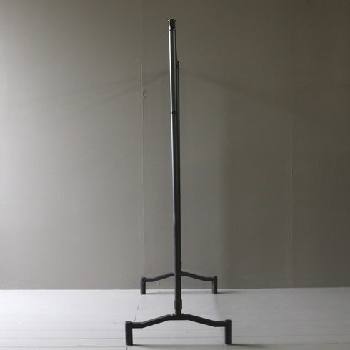 A15 黒ハンガーラック 伸縮 金属製 什器 高さ138㎝ 幅125㎝ 奥行46㎝