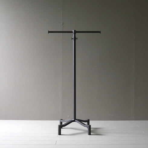 A38 黒T字ハンガーラック 伸縮 金属製 什器 高さ109㎝ 幅56㎝ 奥行34㎝