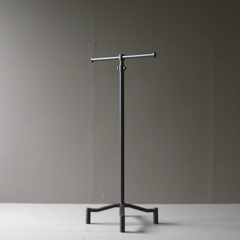 A38 黒T字ハンガーラック 伸縮 金属製 什器 高さ109㎝ 幅56㎝ 奥行34㎝