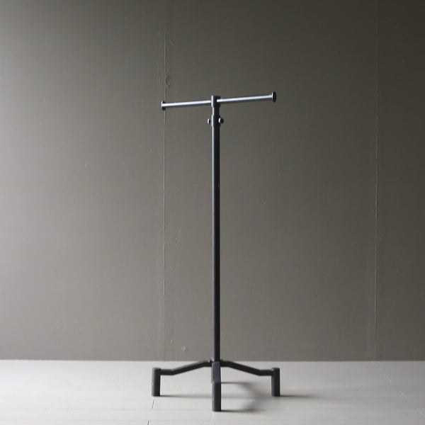 A38 黒T字ハンガーラック 伸縮 金属製 什器 高さ109㎝ 幅56㎝ 奥行34㎝