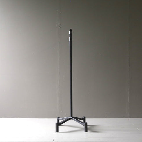 A38 黒T字ハンガーラック 伸縮 金属製 什器 高さ109㎝ 幅56㎝ 奥行34㎝