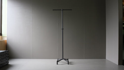 A38 黒T字ハンガーラック 伸縮 金属製 什器 高さ109㎝ 幅56㎝ 奥行34㎝