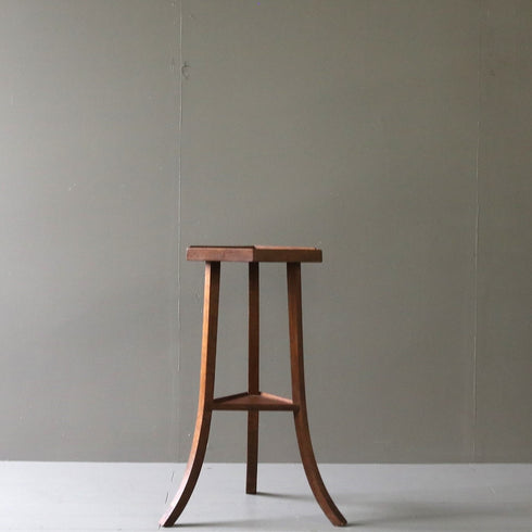 C48 サイドテーブル 木製 イギリス輸入家具 高さ69㎝ 幅47㎝ 奥行47㎝