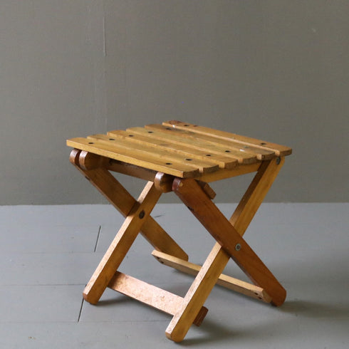 C60 フォールディングスツール 卓上展示台 木製 イギリス輸入家具 高さ24㎝ 幅24㎝ 奥行22㎝