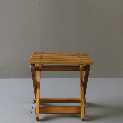 C60 フォールディングスツール 卓上展示台 木製 イギリス輸入家具 高さ24㎝ 幅24㎝ 奥行22㎝