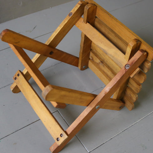 C60 フォールディングスツール 卓上展示台 木製 イギリス輸入家具 高さ24㎝ 幅24㎝ 奥行22㎝