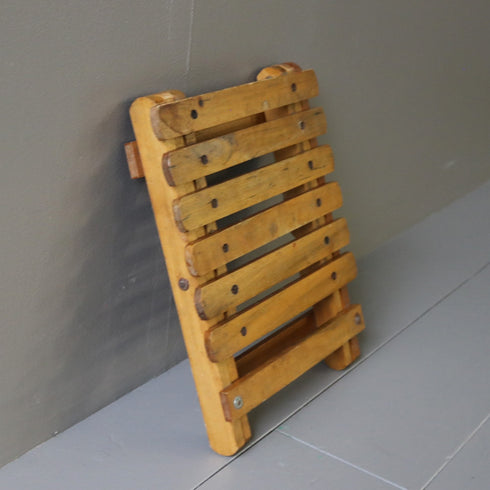 C60 フォールディングスツール 卓上展示台 木製 イギリス輸入家具 高さ24㎝ 幅24㎝ 奥行22㎝