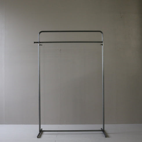 A69 黒ハンガーラック 伸縮 金属製 什器 高さ142㎝ 幅96㎝ 奥行45㎝