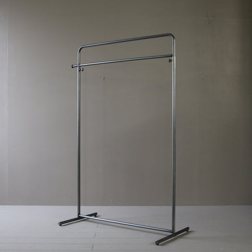 A69 黒ハンガーラック 伸縮 金属製 什器 高さ142㎝ 幅96㎝ 奥行45㎝