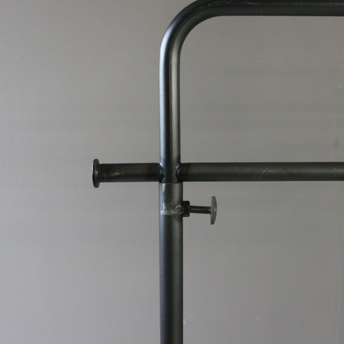 A69 黒ハンガーラック 伸縮 金属製 什器 高さ142㎝ 幅96㎝ 奥行45㎝