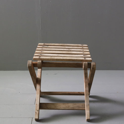 C102 折りたたみスツール 卓上展示台 木製 イギリス輸入家具 高さ29㎝ 幅28㎝ 奥行31㎝