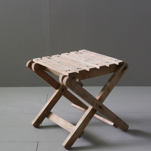 C102 折りたたみスツール 卓上展示台 木製 イギリス輸入家具 高さ29㎝ 幅28㎝ 奥行31㎝
