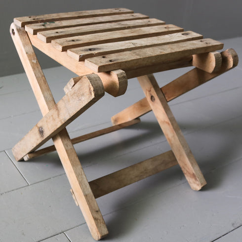 C102 折りたたみスツール 卓上展示台 木製 イギリス輸入家具 高さ29㎝ 幅28㎝ 奥行31㎝