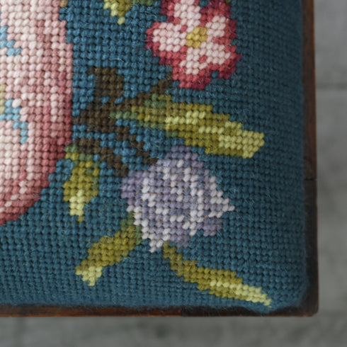 アンティークフットスツール プチポワン刺繍 木製 輸入家具 高さ29㎝ 幅55㎝ 奥行き33㎝ 【配送ランクS】【C889】
